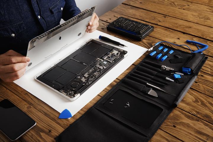How To Safely Remove A Swollen Laptop Battery